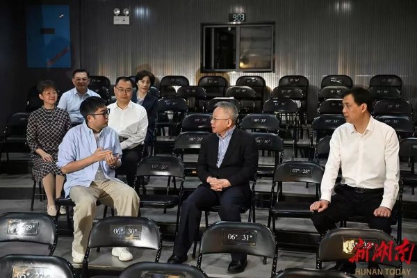 传金所配资 湖南省委书记走进脱口秀剧场